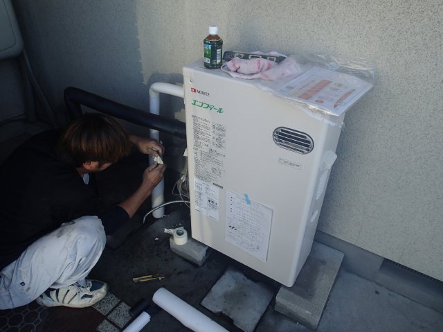 石油給湯器　施工中　小山